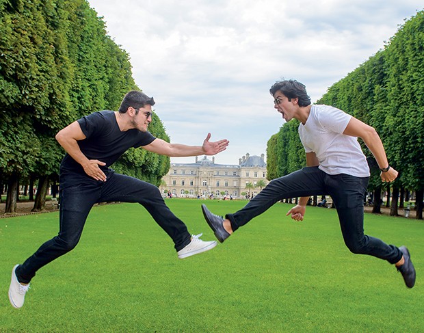  Bruno e Rodrigo se  divertem no Jardim de  Luxemburgo, em Paris  (Foto:  )