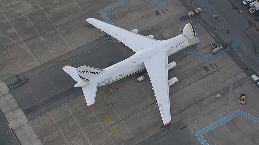 Avião cargueiro, Antanov-124 pousa no aeroporto de Brasília. — Foto: TV Globo/Reprodução