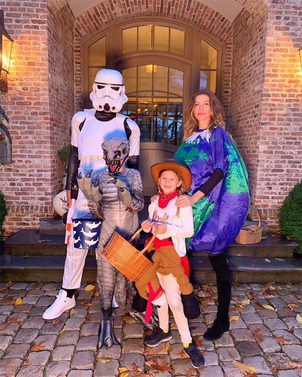 Gisele Bündchen e Tom Brady com os filhos no Halloween (Foto: Reprodução/Instagram)