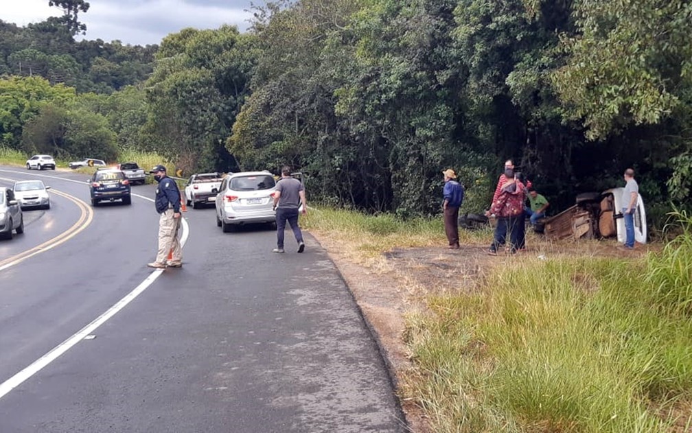 Batida entre carro e caminhonete deixa três feridos presos às ferragens na BR-459, em Caldas — Foto: João Daniel Alves / EPTV