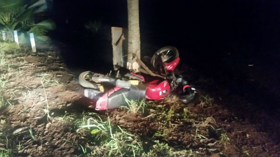Homem morreu depois de bater moto contra Ã¡rvore na PR-498, em JapurÃ¡ (Foto: PRE/DivulgaÃ§Ã£o)