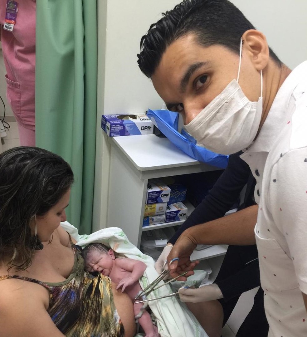Saulo cortou o cordão umbilical do filho após parto em Bauru — Foto: Saulo dos Santos Vitale/Arquivo pessoal