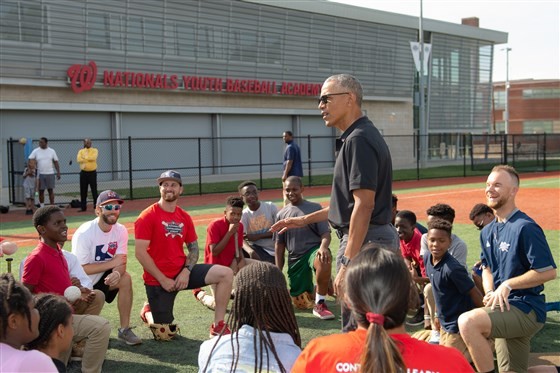 Obama e as crianças na Academia do Nationals (Foto: Divulgação)