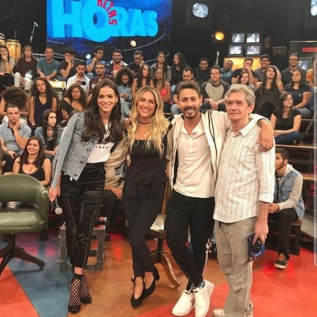 Bruna Marquezine ao lado dos demais convidados do programa de Serginho Groisman (Foto: Reprodução/Instagram)