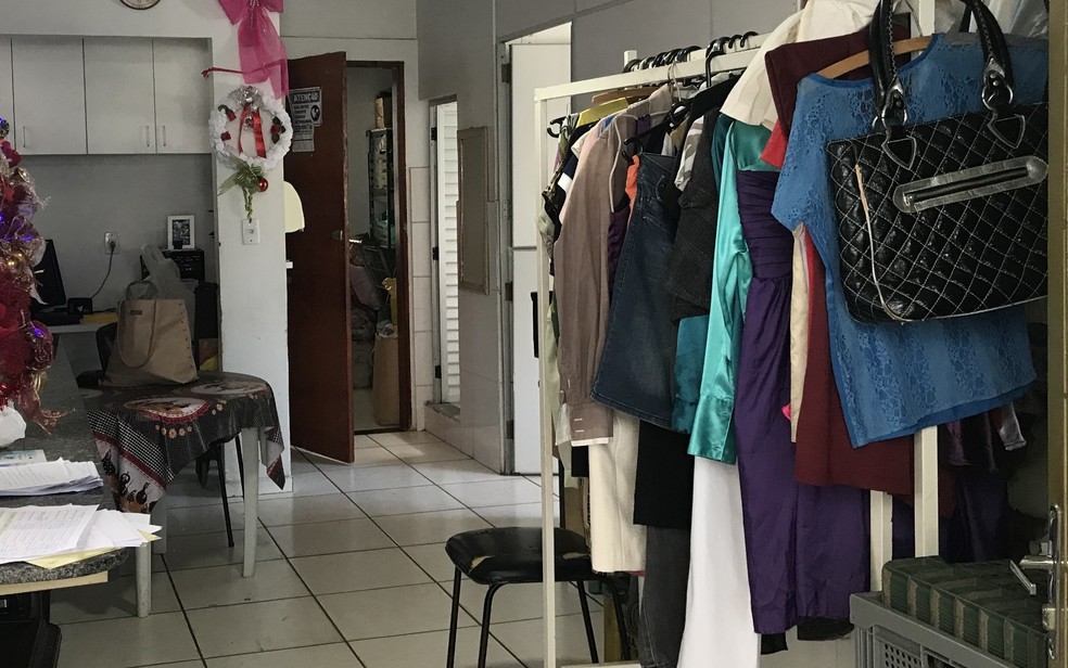 Associao mantm bazar de roupas e sapatos para arrecadar dinheiro e ajudar pacientes em Goinia, Gois  Foto: Vanessa Chaves/ G1