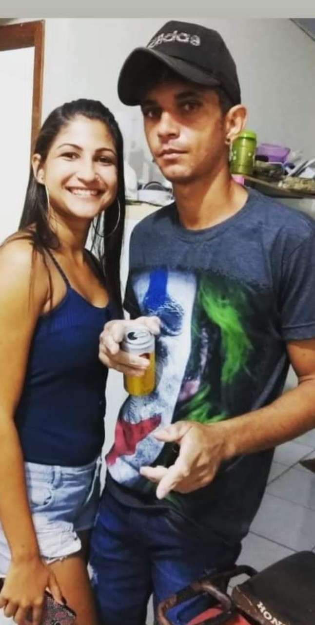 Casal morre em acidente após motorista bater em árvore e carro se partir ao meio em rodovia de MT