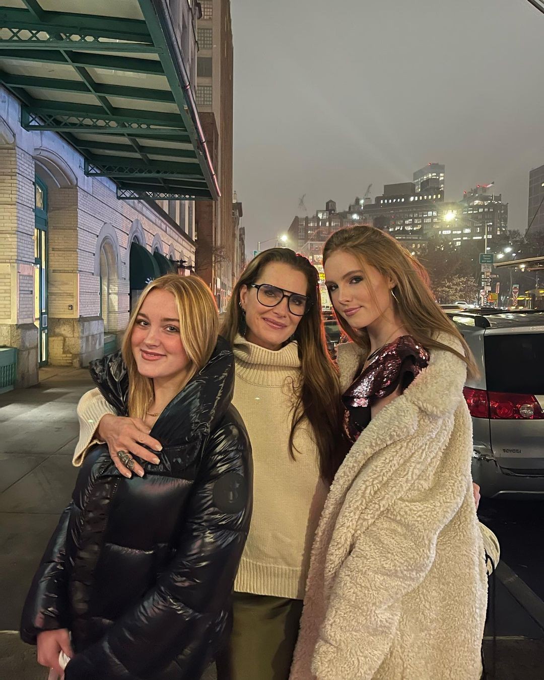 Brooke Shields posa com filhas e ganha enxurrada de elogios (Foto: Reprodução/ Instagram)