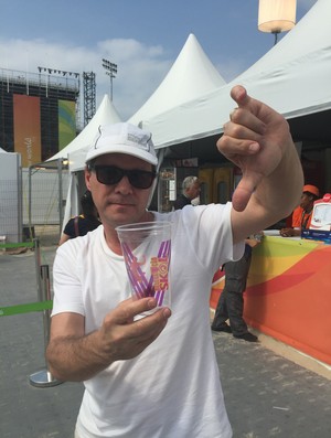 Empresário mostrando o copo plástico que veio com a cerveja em Copacabana (Foto: Gabriel Fricke)