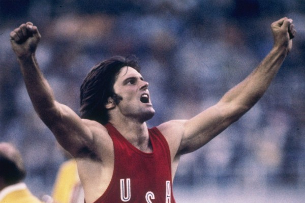Caitlyn Jenner, ainda como Bruce Jenner, celebrando sua vitória olímpica em 1976 (Foto: Getty Images)