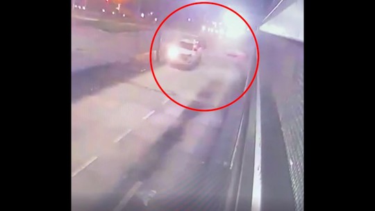 Motorista de carro sem placas e com giroflex atropela e mata homem em pista de BRT na Barra da Tijuca