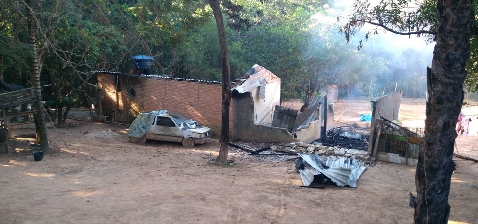 ClÃ­nica foi incendiada nesta quinta (26) (Foto: Rafael Moreira/G1)