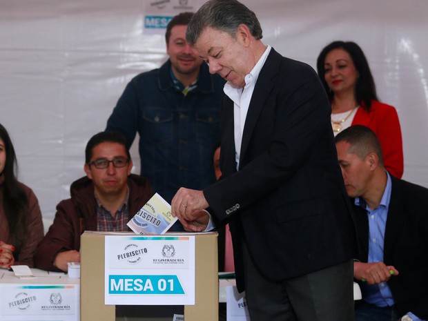 Presidente Juan Manuel Santos vota em referendo neste domingo (2). (Foto: Reuters)