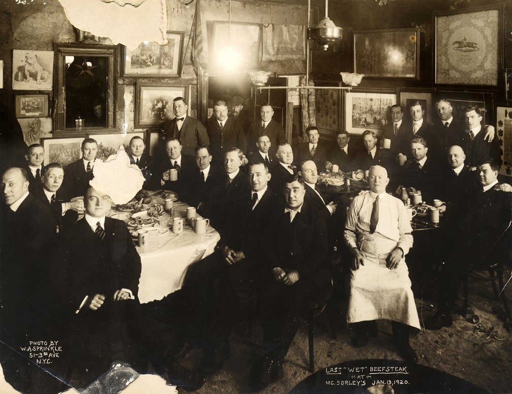 Clientes e funcionários posam no McSorley's Old Ale House, em Nova York, em 13 de janeiro de 1920, dias antes do início da Proibição — Foto: W.A. Sprinkle/McSorley's Old Ale House via AP