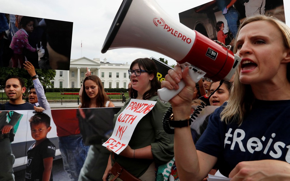 Manifestantes participam de protesto contra a política de imigração de Donald Trump em frente à Casa Branca, em Washington, no dia 21 de junho (Foto: Leah Millis / Reuters)