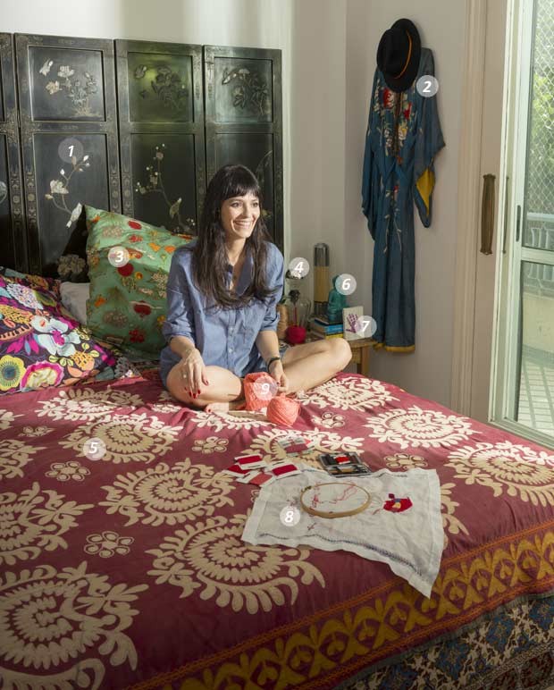 A maquiadora Vanessa Rozan e a profusão de cores e referências do seu quarto (Foto: Gabriel Rinaldi)
