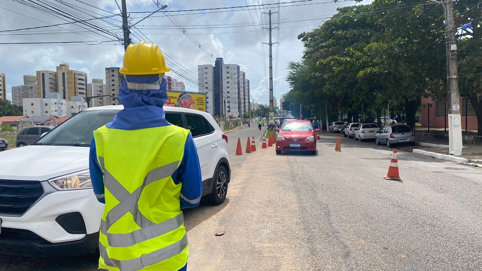 Trecho da Avenida Abel Cabral é interditado para obra de saneamento, na Grande Natal. — Foto: Francielly Medeiros/Inter TV Cabugi