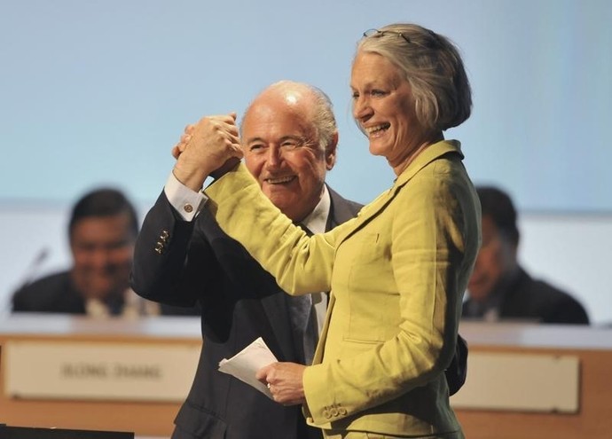 Blatter com Bente Erichsen, diretora do Centro Nobel da Paz (Foto: Reuters )