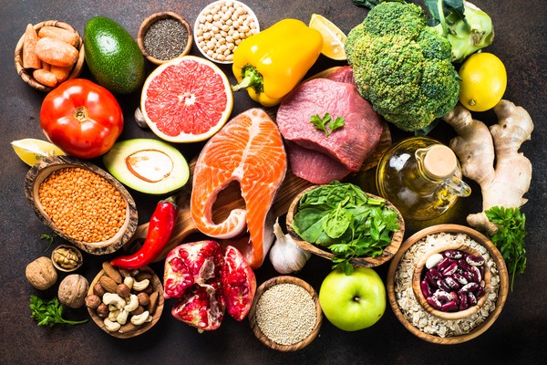 Recomendação é adotar alimentação mais natural, incluindo cereais integrais, oleaginosas, peixes, frutas e vegetais, para se ter benefícios para a saúde mental e física  — Foto: Shutterstock