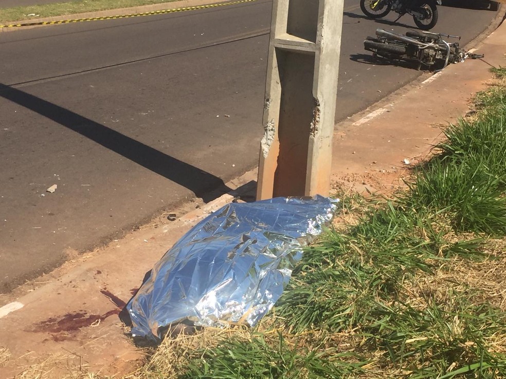 Motociclista morreu na Avenida Raimundo Maiolini, em Presidente Prudente — Foto: Murilo Zara/TV Fronteira