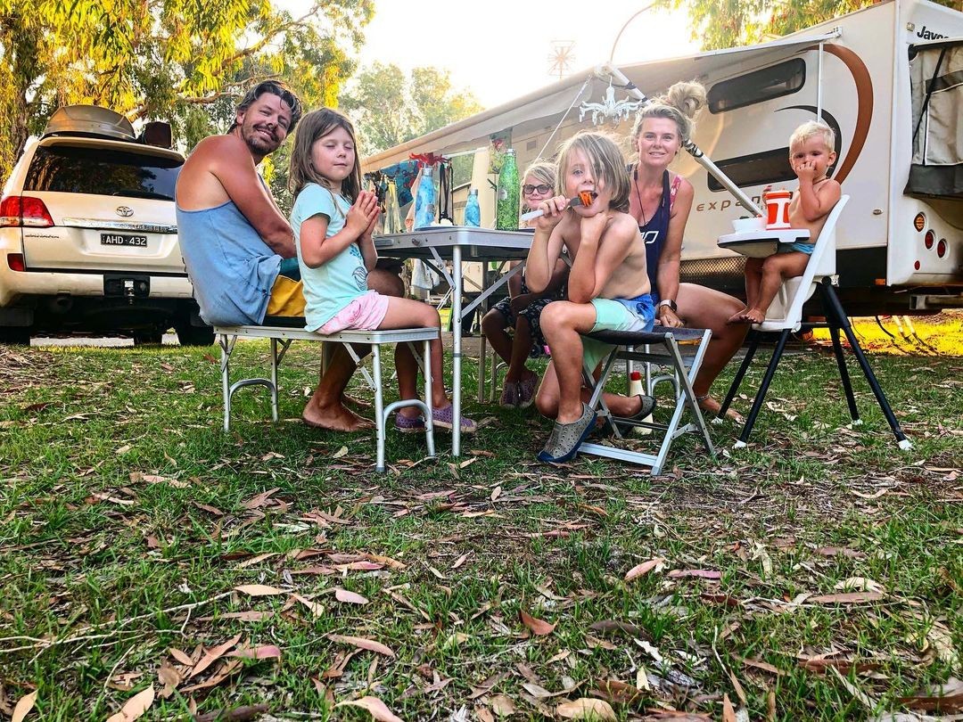 Família está há dois anos viajando pela Austrália em uma van (Foto: Reprodução/Instagram)