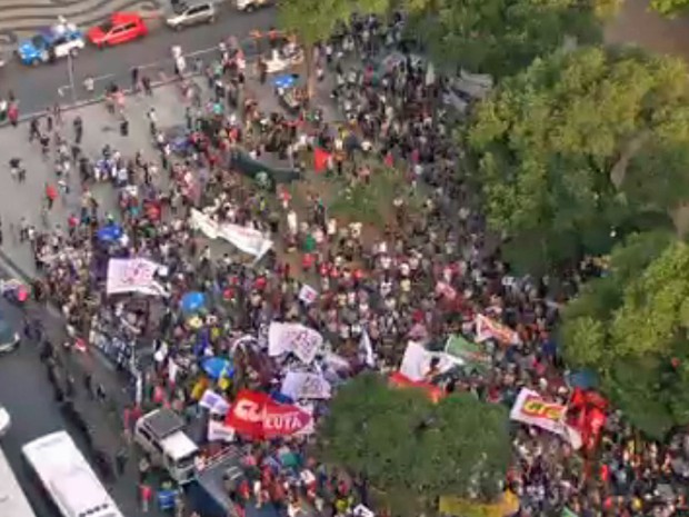Protesto na Candelária, Rio (Foto: Reprodução/GloboNews)