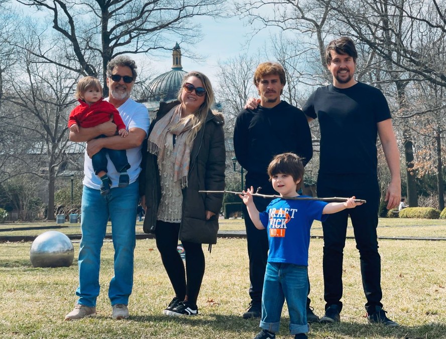 Marcos Frota ao lado dos filhos, Amaralina, Davi e Apoena e dos netos Julian e Dom