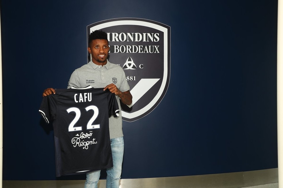 Atacante Jonathan Cafu recebe a camisa 22 Bordeaux (Foto: Reprodução/Twitter)