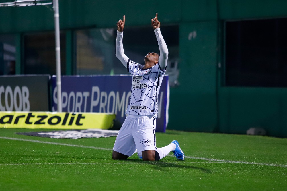 Jô supera má fase, da volta por cima e iguala ídolo do Corinthians no Brasileirão