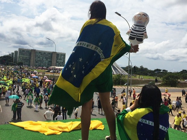 Muitos manifestantes que participam de protesto em Brasília foram ao ato com bonecos representando o ex-presidente Luiz Inácio Lula da Silva como presidiário (Foto: Jéssica Nacimento/G1)