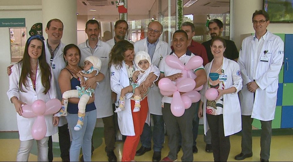 Depois de nove meses de tratamento, equipe médica se despede de gêmeas siamesas, em Ribeirão Preto (SP). — Foto: EPTV 2