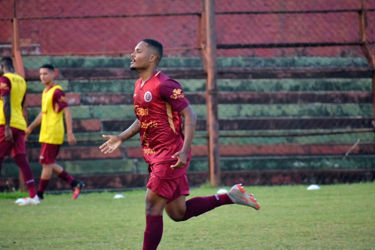 Matheus Costa festeja seu 1º hat-trick como profissional e chama a ...