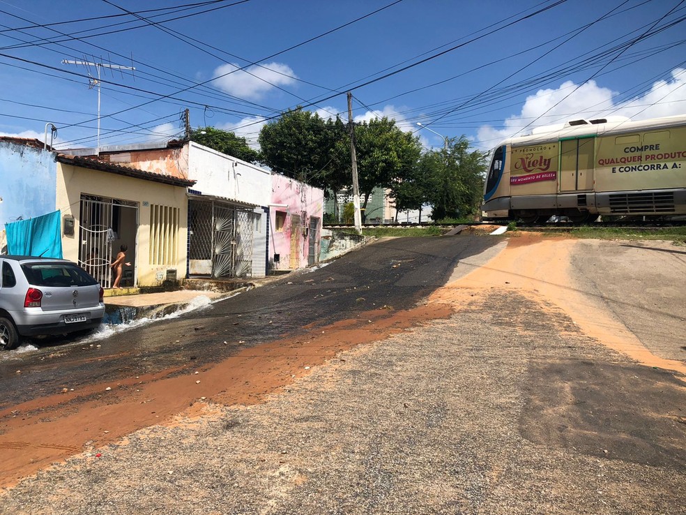 Água desceu pela rua no Alecrim — Foto: Vinícius Marinho/Inter TV Cabugi 
