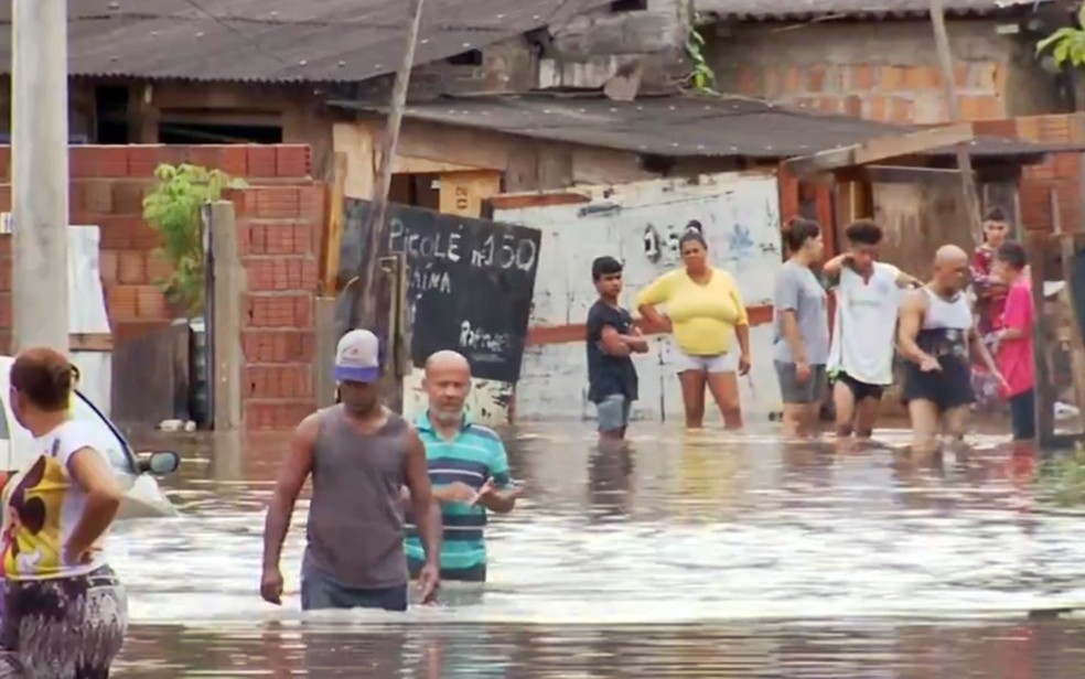 Famílias atingidas pela enchente no bairro São Geraldo são levadas para abrigo temporário em Pouso Alegre — Foto: Reprodução EPTV