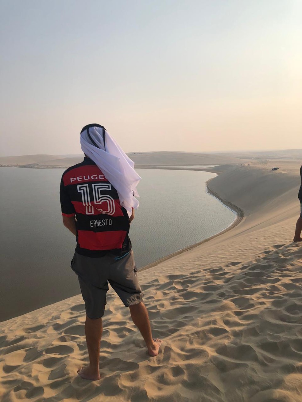 Um rubro-negro no deserto: Marcos - com o nome de um dos filhos na camisa, é responsável pela "Fla Qatar" — Foto: Arquivo pessoal
