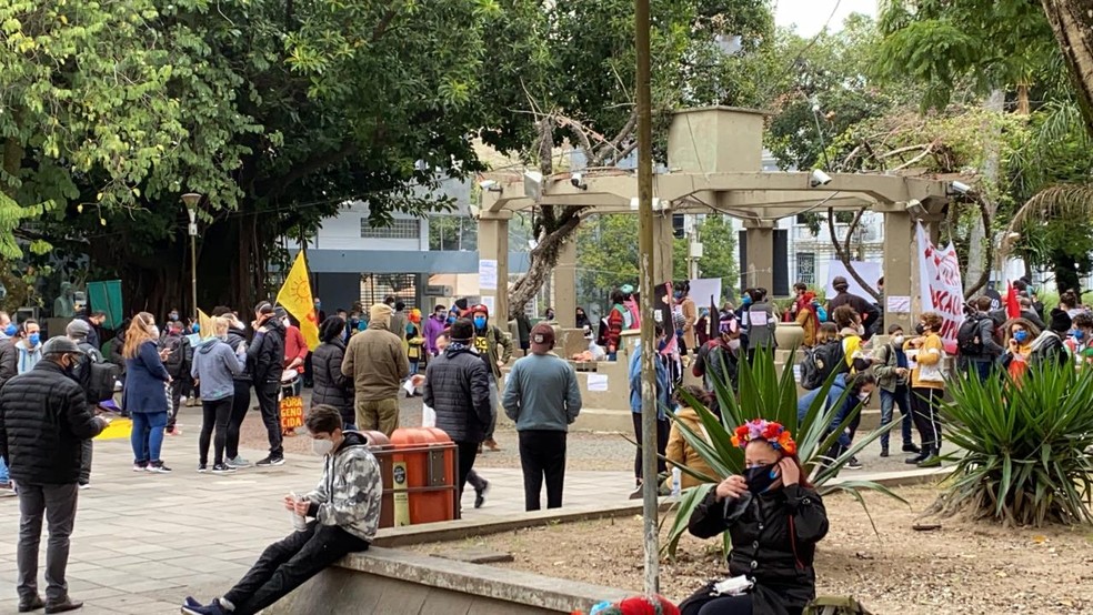 Manifestantes reunidos na Praça Saldanha Marinho, no Centro de Santa Maria (RS), em ato contra Bolsonaro e a favor da vacina. — Foto: Nádia Strate/RBS TV