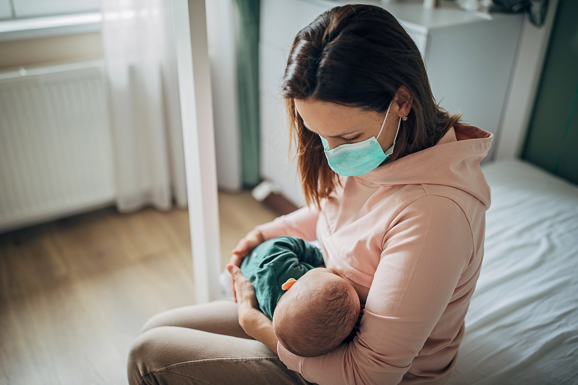 Amamentar o bebê pode ajudar a amenizar a dor na hora da vacina (Foto: Getty Images)