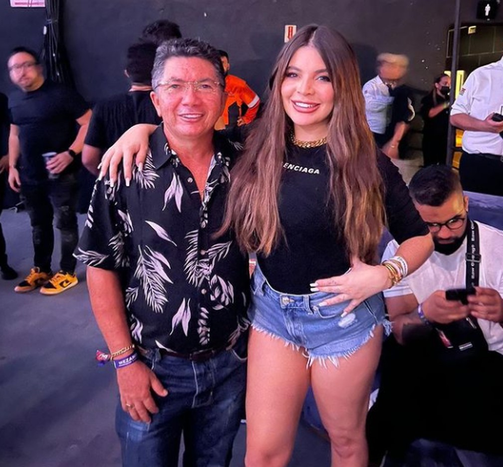Gkay ao lado do pai de Whindersson Nunes — Foto: Reprodução/Instagram