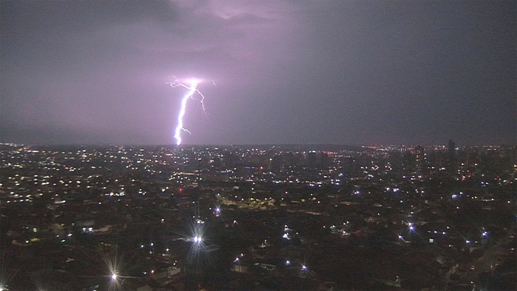 Raio em Campo Grande neste sábado (14) — Foto: TV Morena
