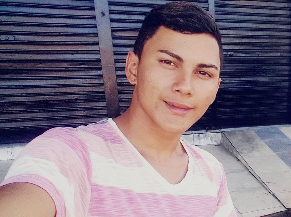 João Paulo Ferreira dos Santos, 19 anos, morreu no acidente com ônibus em Guaratuba, no Paraná — Foto: Arquivo pessoal