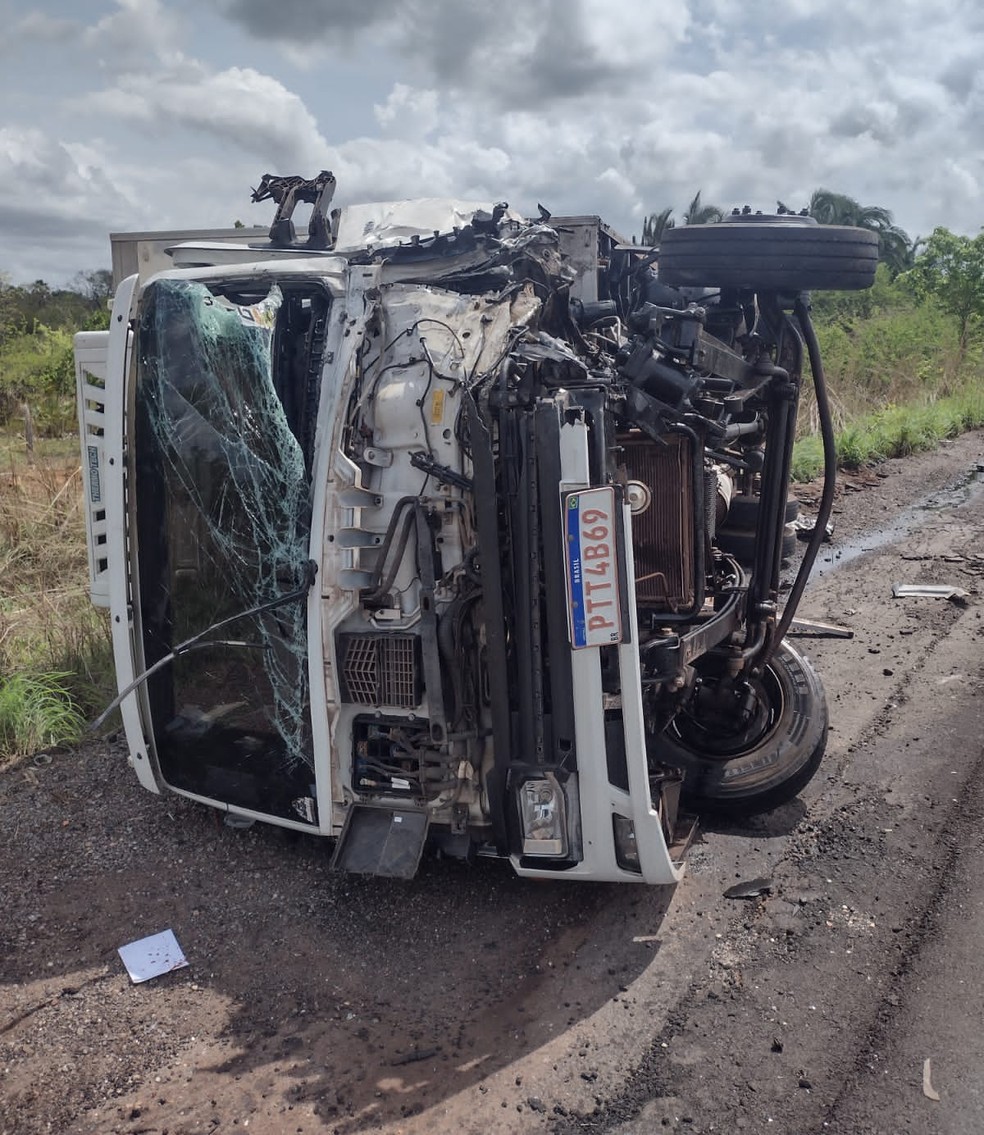Colisão entre carro e caminhão deixa três pessoas mortas e uma gravemente ferida na BR-222 — Foto: Divulgação/ Redes Sociais