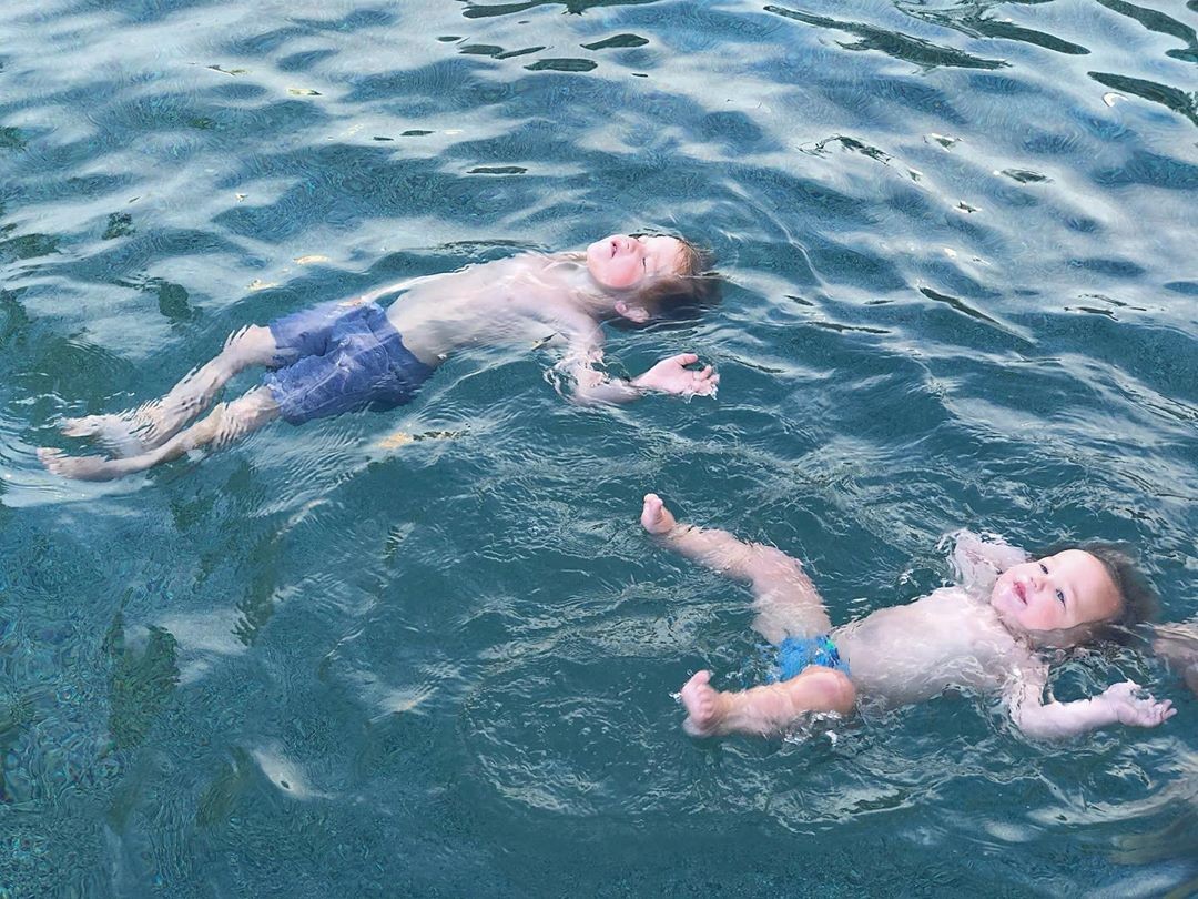 Bode faz questão que os filhos saibam nadar (Foto: Reprodução Instagram)