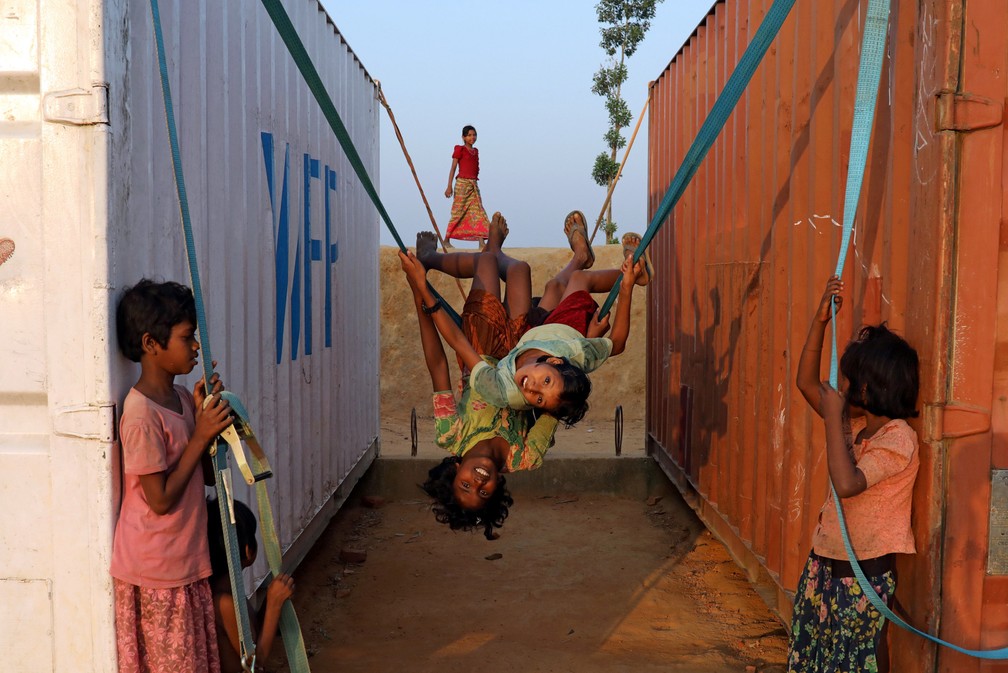 16/11 - CrianÃ§as refugiadas rohingya brincam em um balanÃ§o em um campo de refugiados em Cox's Bazar, em Bangladesh  â€” Foto: Mohammad Ponir Hossain/Reuters