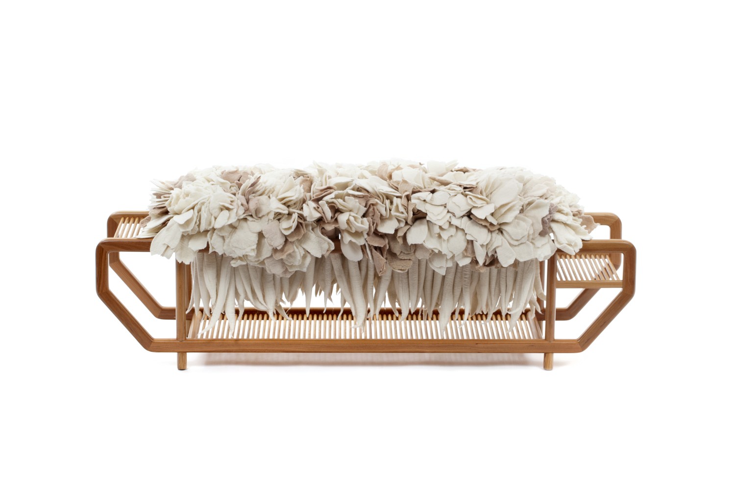 Nova coleção de móveis coloca a lã e a madeira em harmoniosa combinação (Foto: Fernando Laszlo)