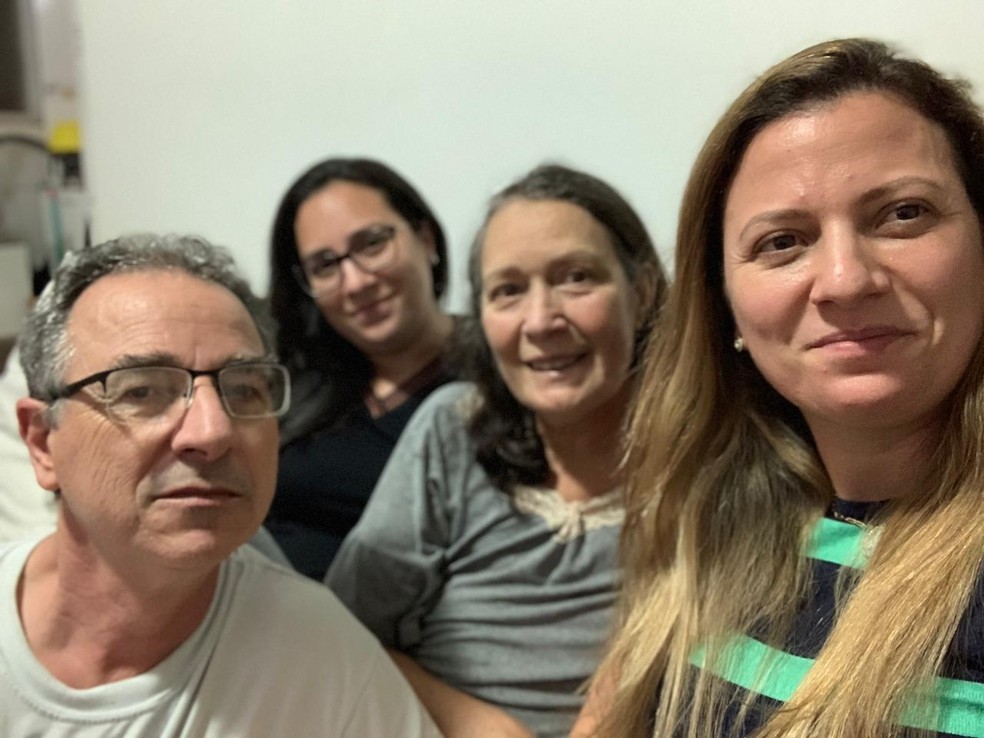 Beti com o esposo e as filhas  — Foto: Arquivo