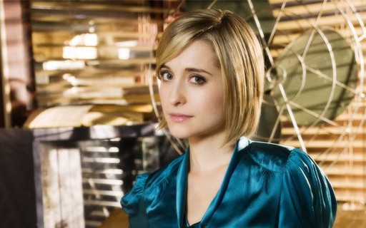 Atriz de Smallville, Allison Mack, é presa por participar de culto sexual -  Revista Marie Claire | Celebridades