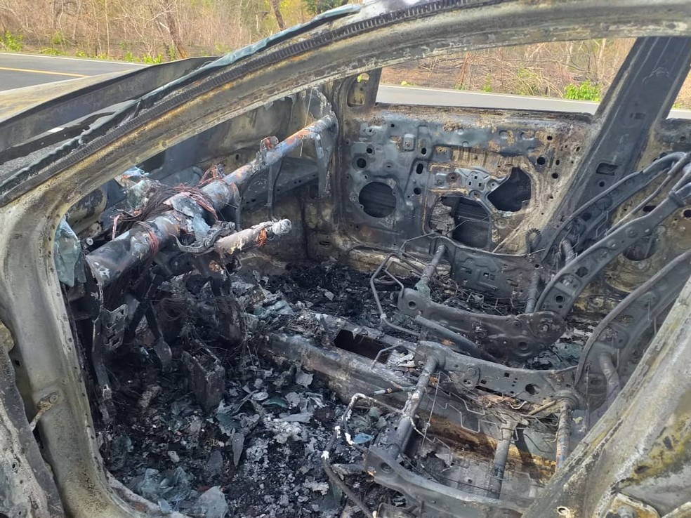Carro ficou totalmente destruído após incêndio — Foto: Aparecida Santana/TV Clube