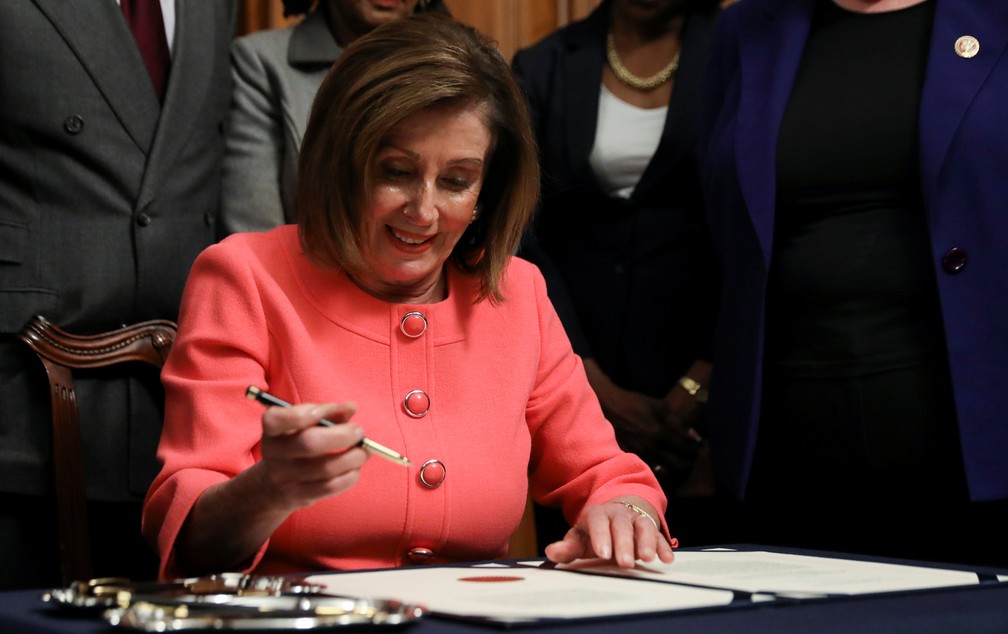 Nancy Pelosi assina documentos para enviar acusação contra Trump para o Senado, em 15 de janeiro de 2020 — Foto: Leah Millis/Reuters