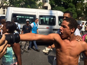 Confusão marca reintegração de posse de imóvel invadido no Flamengo (Foto: Matheus Rodrigues/G1)