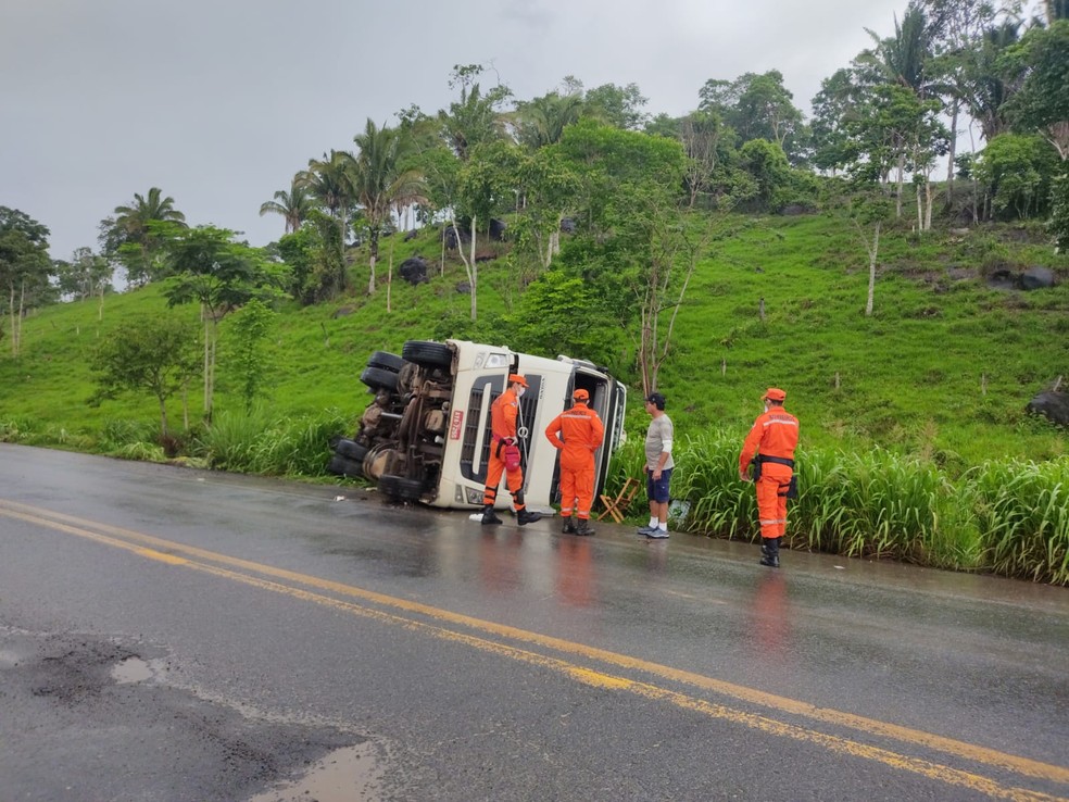 Carreta saiu da pista após manobra brusca de motorista na BR-364 — Foto: Corpo de Bombeiros/Reprodução
