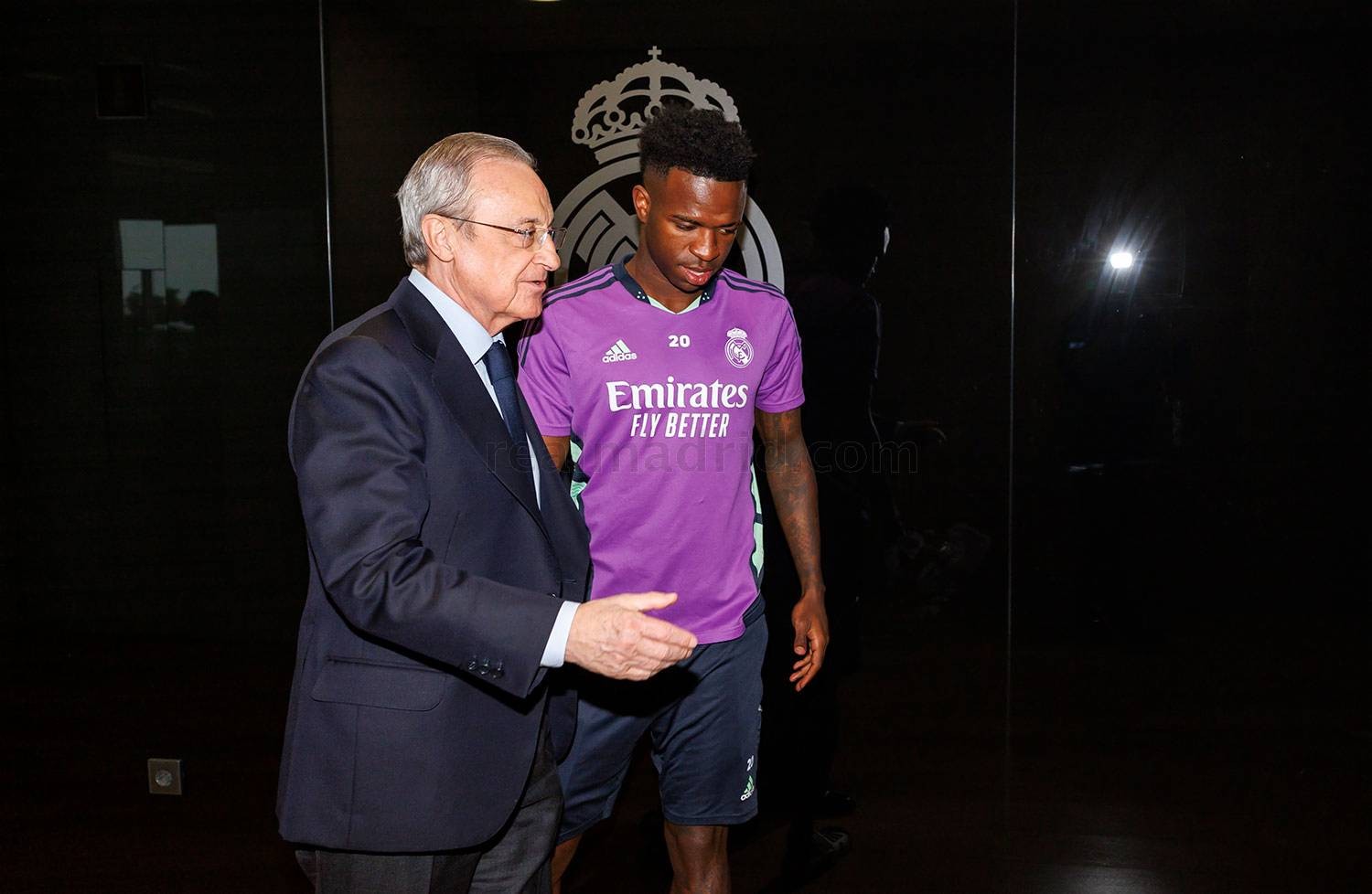 Vinicius Jr. se reúne com o presidente do Real Madrid após mais uma sequência de ataques racistas. — Foto: Antonio Villalba/Real Madrid